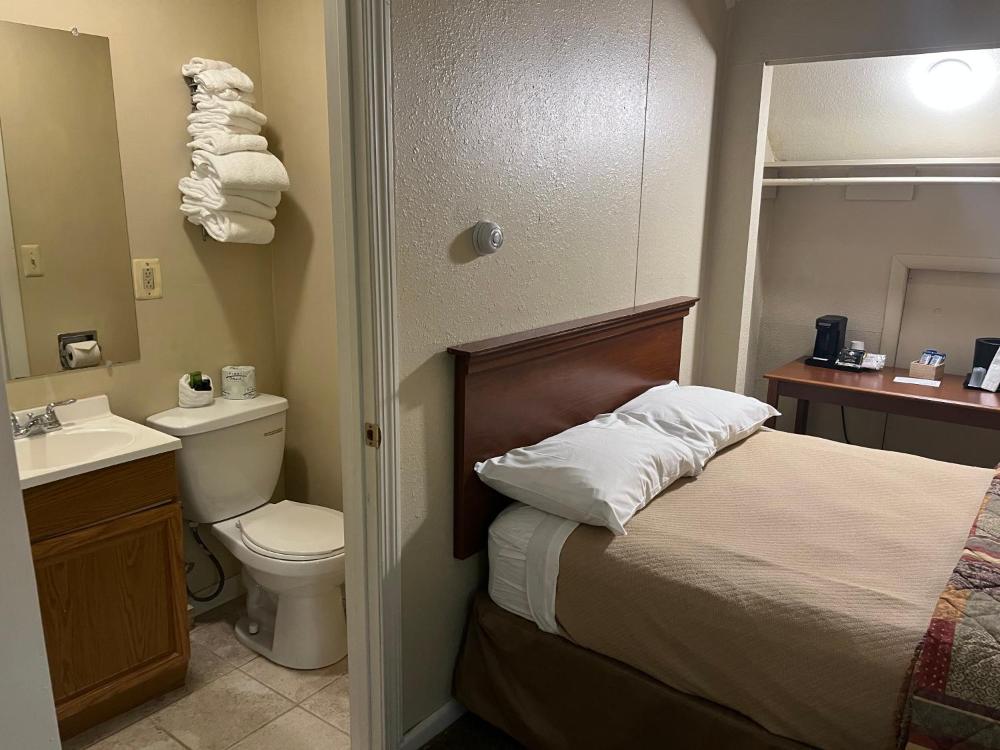 Economy Twin Room - Non Pet Friendly interior
